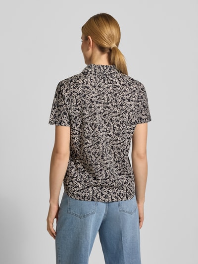 Frauenmodel trägt Relaxed Fit Poloshirt aus reiner Baumwolle von Marc O'Polo, Optik:Allover-Muster, florales Muster, Ganzkörperansicht Rückansicht.