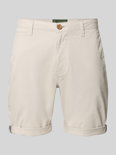 Produktfoto, Regular Fit Shorts mit Münztasche von Superdry, elastyczna mieszanka bawełny, krój regular fit, kieszonka na monety, kieszenie z tyłu, zapięcie na guzik i zamek błyskawiczny, szerokość w rozmiarze 32: 44 cm, długość wewnętrzna nogawki w rozmiarze 32: 20 cm, kolor jasny, gładka faktura
