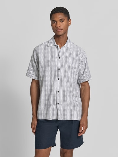 Männermodel trägt Regular Fit Freizeithemd mit Kentkragen von Jack & Jones Premium, Reine Baumwolle, Kopfleiste, 1/2-Arm, Ganzkörperansicht von vorne.