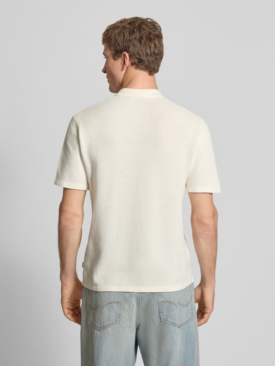 Männermodel trägt Regular Fit Poloshirt mit Strukturmuster Modell 'GEORGE' von Jack & Jones, Baumwoll-Mix, Rückansicht, Ganzkörperansicht.