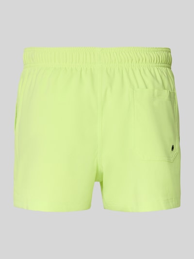 Produktfoto, Badehose mit Seitentaschen und Klettverschlusstasche hinten von PUMA in Hellgelb, elastischer Bund, glatte Textur, Rückansicht.