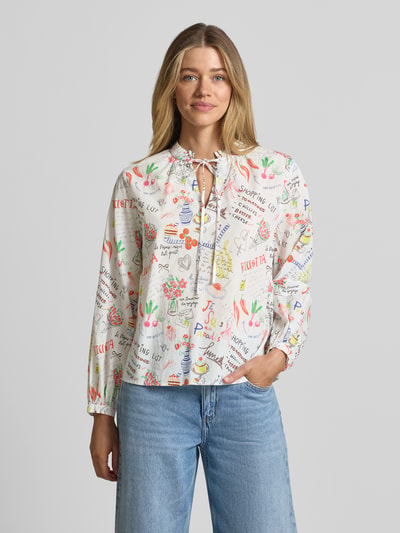 Frauenmodel trägt Regular Fit Bluse im Allover-Look mit Schnürung von Emily Van den Bergh aus Reine Baumwolle, V-Ausschnitt, Ganzkörperansicht von vorne.