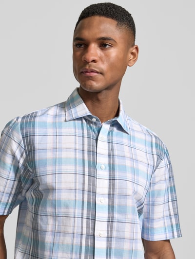 Männermodel trägt Slim Fit Business-Hemd aus Leinen-Mix mit Kentkragen von Jake*s in kariertem Muster, Nahaufnahme Oberkörper. Leinen-Baumwoll-Mix, Knopfleiste, Rückenlänge 74 cm, Schulterbreite 46 cm, Ärmellänge 26 cm.