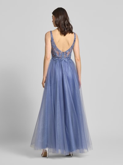Frauenmodel trägt Abendkleid aus Tüll mit Stitchings und Pailletten von Unique, fliederfarbener Stoff, A-Linie, Rückenansicht, Ganzkörperansicht.