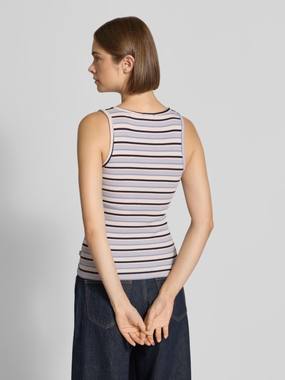 Frauenmodel trägt Slim Fit Top aus Baumwoll-Mix mit Logo-Stitching von GUESS, gestreiftes Muster in Pastellfarben, Ganzkörperansicht Rückansicht. Damen Top von GUESS Jeans, elastischer Baumwoll-Mix, Slim Fit, Logo-Stitching, Rundhalsausschnitt, Rückenlänge bei Größe S: 52 cm.