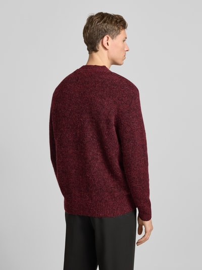 Männermodel trägt Strickpullover mit V-Ausschnitt Modell 'FLOYD' von Samsøe Samsøe in Rot-Melange, Woll-Mix, Rückenansicht, Relaxed Fit.