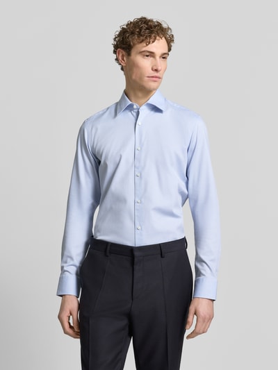 Männermodel trägt Regular Fit Freizeithemd aus Baumwoll-Mix Modell 'H-JOE-K-C1-261' von BOSS in Hellblau, Nahaufnahme Oberkörper.
