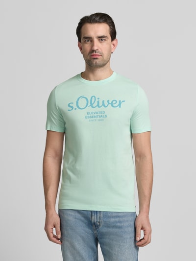 Mężczyzna nosi Regular Fit T-Shirt aus reiner Baumwolle von s.Oliver RED LABEL w jednolitym kolorze, label print, krótki rękaw, okrągły dekolt, jersey, czysta bawełna, Ganzkörperansicht von vorne.