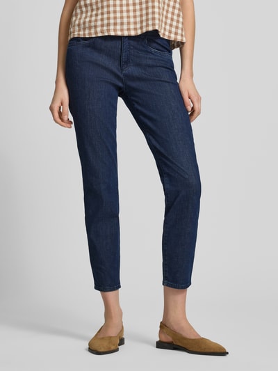 Frauenmodel trägt Slim Fit Jeans aus Baumwoll-Mix Modell 'SHAKIRA' von Brax in klassischer Denim-Optik, Ganzkörperansicht von vorne.