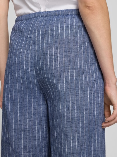 Frauenmodel trägt Wide Leg Hose mit Tunnelzug Modell 'HEIFA' von Neo Noir aus reiner Baumwolle im Allover-Look, Nahaufnahme Rückansicht.