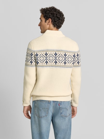 Männermodel trägt Norwegerpullover aus Woll-Mix mit Troyer-Kragen von RAGMAN, cremefarben mit dunkelblauem Muster, Rückenansicht, Regular Fit, sichtbare Strickstruktur