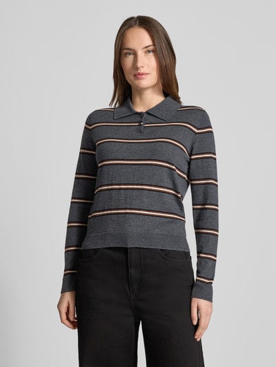 Frauenmodel trägt Strickpullover mit kurzer Knopfleiste von Mango, grau mit Streifen, Polokragen, Regular Fit, Nahaufnahme Oberkörper.