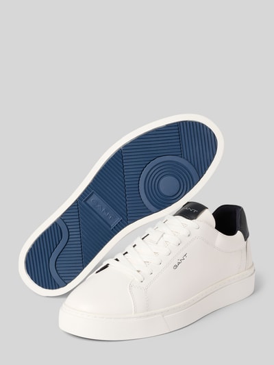 Produktfoto, weißer Sneaker aus echtem Leder Modell 'Julien' von Gant mit blauer Sohle, abgerundeter Passform und Logo-Prägung