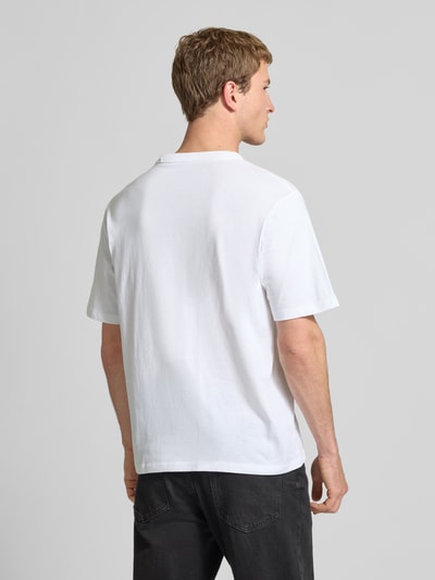 Männermodel trägt weißes Herren T-Shirt mit Label-Print Modell 'NIAGARA' von JACK & JONES aus reiner Baumwolle, gerader Schnitt, Rückansicht.