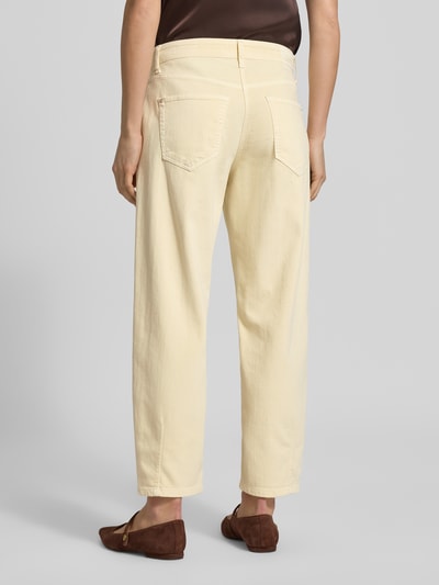Frauenmodel trägt Straight Fit Jeans mit Eingrifftaschen Modell 'Elin' von Cambio aus elastischem Baumwoll-Mix, verkürzt, Ganzkörperansicht Rückansicht.
