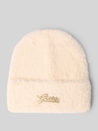 Produktfoto, Mütze mit Logo-Stitching von GUESS in Creme, flauschige Strick-Optik, Strukturmuster, fixierter Saum, auf grauem Hintergrund.