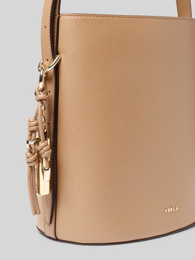 Produktfoto, torebka typu bucket bag Bucket Bag mit Logo-Applikation Modell 'Roxie' von FURLA w kolorze beżowym, faktura ziarnista, aplikacja z logo, główna przegroda z zapięciem na magnes, regulowany pasek na ramię, przegródka zapinana na zamek błyskawiczny, szerokość w rozmiarze 1: 24 cm, długość w rozmiarze 1: 26 cm, głębokość w rozmiarze 1: 17 cm, długość paska na ramię w rozmiarze 1: 67 cm