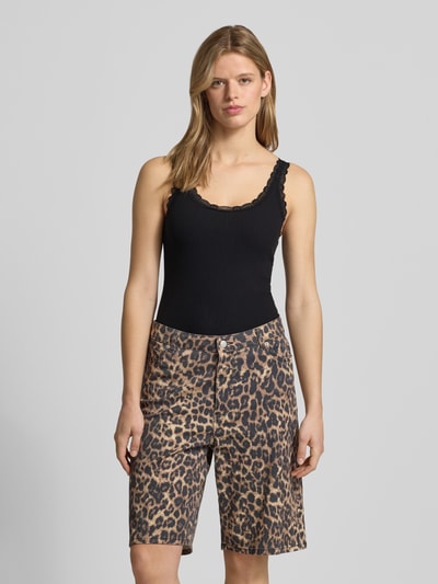 Frauenmodel trägt Slim Fit Tank Top aus Bio-Baumwoll-Mix Modell 'SARA' von Only in Schwarz, feine Rippstruktur, schmale Träger, U-Ausschnitt, Spitze, unifarben, Ganzkörperansicht von vorne.