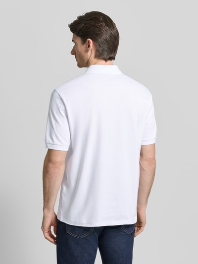 Männermodel trägt Regular Fit Poloshirt mit knoopsluiting van ARMANI EXCHANGE, mix van katoen en elastaan, labelprint, mouwboordjes, regular fit, ruglengte maat M 70 cm, heren poloshirt, kleur wit, gladde textuur, ganzlichaamsaanzicht achteraan.
