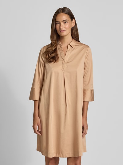 Frauenmodel trägt A-Linie Freizeitkleid aus Baumwoll-Mix von s.Oliver BLACK LABEL in Beige mit glatter Textur, Ganzkörperansicht von vorne.