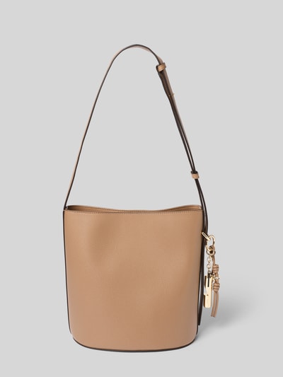 Produktfoto, beżowa torebka typu bucket bag z aplikacją z logo, model 'Roxie' od Furla, główna przegroda z zapięciem na magnes, regulowany pasek na ramię, przegródka zapinana na zamek błyskawiczny, szerokość w rozmiarze 1: 24 cm, długość w rozmiarze 1: 26 cm, głębokość w rozmiarze 1: 17 cm, długość paska w rozmiarze 1: 67 cm