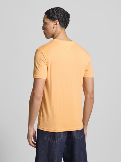 Männermodel trägt Slim Fit T-shirt aus katoenmix Model 'JASPE HERITAGE' van Tommy Jeans met gemêleerde look, logostitching, korte mouw, Ganzkörperansicht Rückansicht