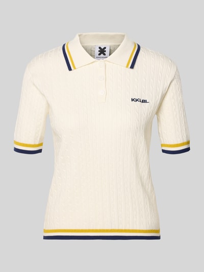 Produktfoto, Regular Fit Poloshirt mit Zopfmuster und Logo-Stitching von Karo Kauer, cremefarbener Viskose-Mix, Polokragen, kurze Knopfleiste, Akzentstreifen in Blau und Gelb an Kragen und Ärmeln, sichtbare Struktur, Rückenlänge 52 cm, Ärmellänge 23 cm, Größe S.