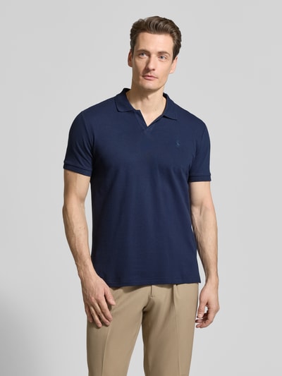 Männermodel trägt Slim Fit Poloshirt aus Baumwoll-Mix von Polo Ralph Lauren in Navy, mit Logo-Detail, V-Ausschnitt, Piqué-Struktur, Ganzkörperansicht von vorne.