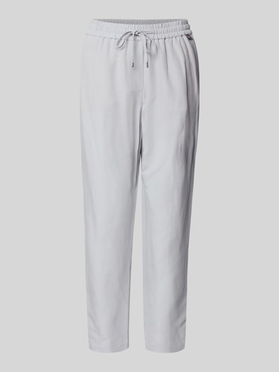 Produktfoto, Straight Fit Stoffhose aus Viskose-Mix mit Leinen-Anteil von Marc Cain in Hellgrau mit elastischem Bund, Tunnelzug und Eingrifftaschen, glatte Textur, lässige Silhouette, Damen Stoffhose von Marc Cain, Bündchenweite 37 cm, Innenbeinlänge 66 cm.