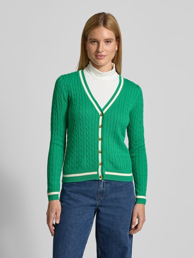 Vrouwenmodel draagt Strickjacke mit V-Ausschnitt van Christian Berg Woman in groen met witte details, regular fit, katoenmengsel, knoopsluiting, geribbelde boorden, voorkant volledige lichaamsweergave.