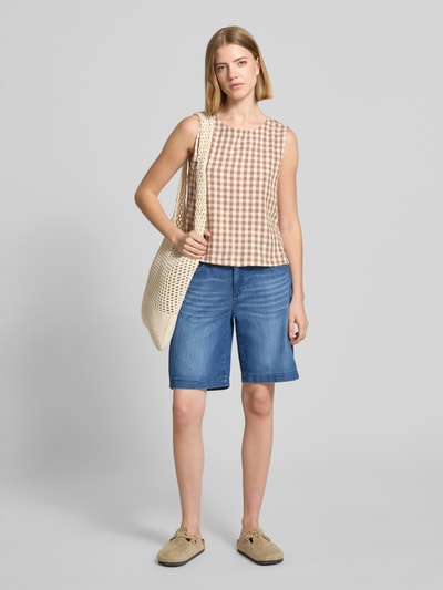 Frauenmodel trägt Regular Fit Jeansshorts aus Baumwoll-Mix Modell 'MAINE B' von Brax in Denim-Optik mit Label-Patch, 5-Pocket-Design, Knopf und verdecktem Reißverschluss, Gürtelschlaufen und blauer Farbe, Ganzkörperansicht von vorne.