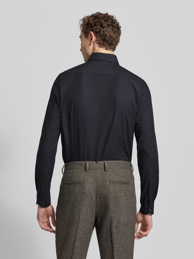 Männermodel trägt Slim Fit Businesshemd aus Baumwoll-Mix von OLYMP Level Five, Optik: Unifarben, Ganzkörperansicht Rückansicht.
