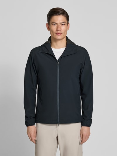Männermodel trägt Regular Fit Jacke mit Kapuze von SCANDINAVIAN EDITION in Schwarz mit Zweiwege-Reißverschluss, Ganzkörperansicht von vorne.