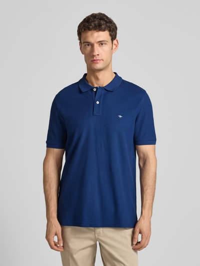 Männermodel trägt Regular Fit Poloshirt mit Label-Stitching von Fynch-Hatton in Blau, Reine Baumwolle, Polokragen, kurze Knopfleiste, Ganzkörperansicht von vorne. Rückenlänge bei Größe M: 74 cm.