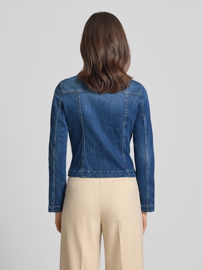Modelka kobieca ma na sobie Jeansjacke mit Rundhalsausschnitt od Liu Jo White, bawełniany materiał ze stretchem, krój slim fit, długość tyłu w rozmiarze 36: 48 cm, szerokość ramion w rozmiarze 36: 37 cm, szerokość klatki piersiowej w rozmiarze 36: 45 cm, długość rękawa w rozmiarze 36: 62 cm, kolor ciemny niebieski, kontrastowe szwy, widoczne kieszenie, widoczne guziki, pełny widok sylwetki od tyłu