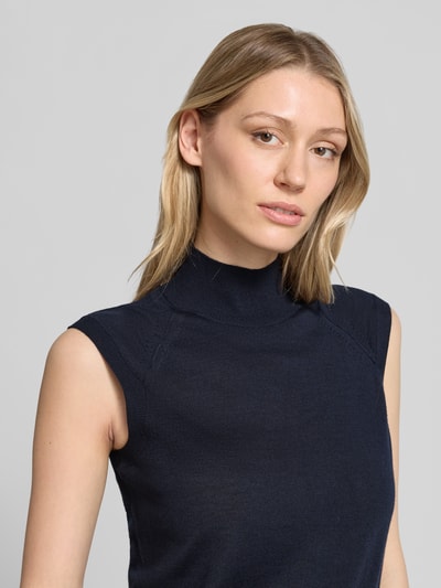 Frauenmodel trägt dunkelblauen Slim Fit Pullunder aus reiner Schurwolle Modell 'FIPINI' von BOSS, Damen, Nahaufnahme Oberkörper.