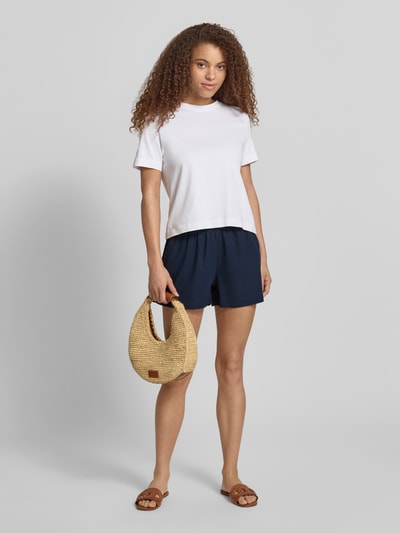Modelka nosi Relaxed Fit bermudy z viskozy i lnu model 'GOA' od Only, efekt: jednolity kolor, tunel, wpuszczane kieszenie, cieniowana przędza, mieszanka wiskozy i lnu, widok całej sylwetki z przodu.