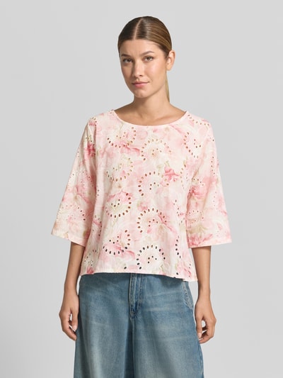 Vrouwenmodel draagt Relaxed Fit Blouse met opengewerkte borduursels Model 'Lola' van ZABAIONE, puur katoen, halflange mouwen, ronde hals, all-over bloemenprint, ruglengte maat S 56 cm, mouwlengte maat S 40 cm, lichte roze tinten, zachte textuur, geheel vooraanzicht.