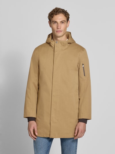Mężczyznamodel nosi kurtkę Regular Fit Jacke aus Baumwoll-Mix Modell 'Globe Evo' od g-lab, mieszanka bawełny, krój regular fit, Kaptur, Kieszeń na rękawie, wpuszczane kieszenie, elastyczne zakończenia rękawów, długość tyłu w rozmiarze M: 90 cm, szerokość ramion w rozmiarze M: 44 cm, szerokość klatki piersiowej w rozmiarze M: 42 cm, długość rękawów w rozmiarze M: 66 cm, jasnobrązowy kolor, gładka tekstura, widok całej sylwetki z przodu.