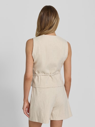 Frauenmodel trägt Weste in Wickel-Optik Modell 'Samara' von Neo Noir aus Baumwoll-Elasthan-Mix, Creme, Struktur, Ganzkörperansicht Rückansicht. Slim-Fit, V-Ausschnitt, Rückenlänge 50 cm, Schulterbreite 33 cm, Brustweite 44 cm bei Größe 36.