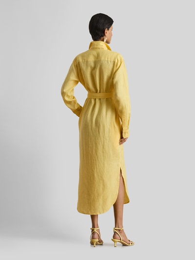 Frauenmodel trägt Schmales Midi Hemdblusenkleid aus reinem Leinen von Lauren Ralph Lauren, Optik: Unifarben, Passform: Schmal, Midi-Länge, V-Ausschnitt, Label-Prägung, Gürtelschlaufen, abnehmbarer Gürtel, Knopfleiste, Ärmelform: Langarm, Ärmelabschluss: Manschette, Saum: Gerade, aufgesetzte Seitentasche, Materialverarbeitung: Flammgarn, Farbe Gelb, Material: Leinen, Ganzkörperansicht Rückansicht.