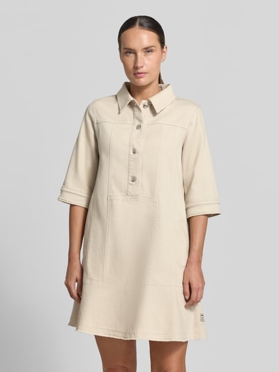 Frauenmodel trägt Knielanges Hemdblusenkleid mit Knopfleiste und 1/2-Arm von Marc Cain in Beige, gerader Schnitt, Hemdblusenkragen, Nahaufnahme Oberkörper, Rückenlänge 89 cm, Brustweite 52 cm, Ärmellänge 31 cm.
