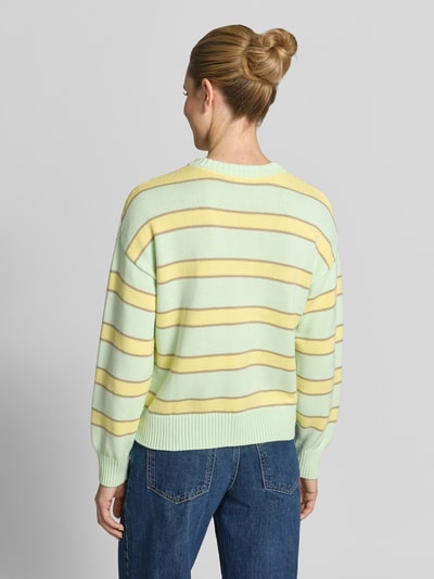 Kobiece model prezentuje sweter z dzianiny z okrągłym dekoltem od GAP z bawełny, krój regular fit, wzór na całej powierzchni, widok z tyłu, sylwetka w całości.