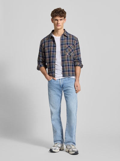 Męski model nosi Wide Fit Jeans Modell '555®' od LEVI'S®, mieszanka bawełny i elastanu, krój relaxed fit, 5 kieszeni, zapięcie na guzik i zamek błyskawiczny, szerokość w rozmiarze 32/32: 43 cm, długość wewnętrzna nogawki w rozmiarze 32/32: 78 cm, jasnoniebieskie, gładka faktura, całe ciało z przodu.