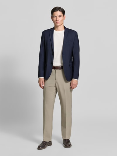 Männermodel trägt 2-Knopf-Sakko in unifarbenem Design von CK Calvin Klein, Regular Fit, Baumwoll-Mix, Ganzkörperansicht von vorne.
