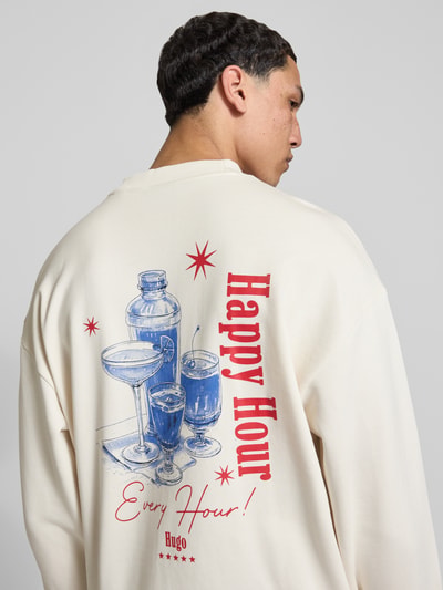 Männermodel trägt Regular Fit Sweatshirt mit Happy Hugo Print von Hugo Blue, Mehrfarbig, reine Baumwolle, Rundhals, Ganzkörperansicht Rückansicht.