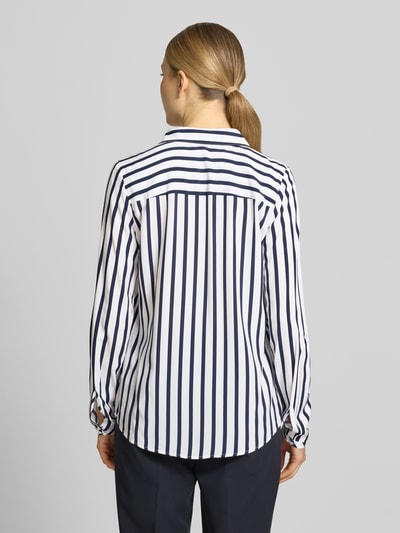 Vrouwenmodel draagt Bluse aus Viskose mit Brusttaschen van Christian Berg Woman in wit met donkerblauwe strepen, recht model, overhemdkraag, knoopsluiting, borstzakken, ruglengte 71 cm, mouwlengte 65 cm, ganzkörperansicht rückansicht.