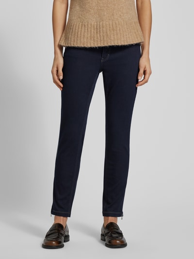 Vrouwenmodel draagt Skinny Fit Jeans in verkorte pasvorm model 'DREAM CHIC' van MAC, donkerblauw, katoenmix, volledige vooraanzicht.