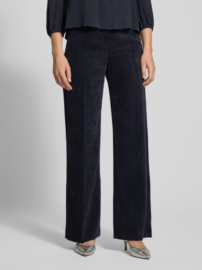 Vrouwenmodel draagt Wide Fit Stoffhose in corduroy look van Luisa Cerano, Dames stoffen broek met elastische band en achterzakken, binnenbeenlengte maat 36: 48 cm, bandwijdte maat 36: 38 cm, nahaufnahme onderlichaam.
