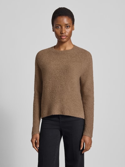 Kobiece model prezentuje Relaxed Fit Pullover aus Woll-Mix model 'Febisana' od BOSS, brązowy sweter z mieszanki wełny, prosta forma, miękka tekstura, sweter damski BOSS, widok całej sylwetki z przodu.